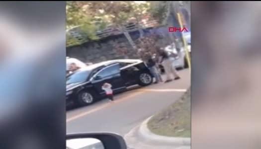 babası gözaltına alınınca ellerini kaldırarak polise yürüyen küçük kız