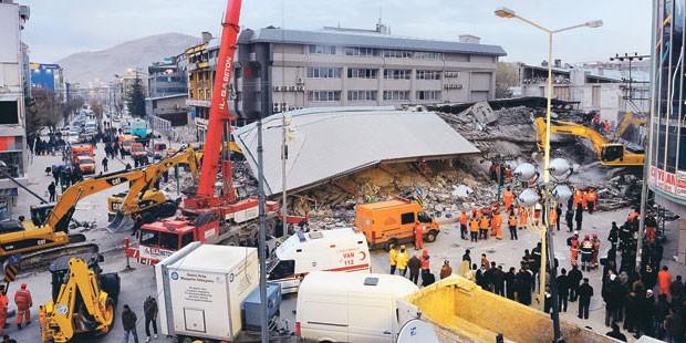 Van depreminde 24 kişinin öldüğü Bayram Oteli davasında  'zaman aşımı' uyarısı: Deprem ihtisas mahkemeleri kurulmalı