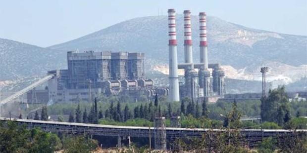 Yangının ulaştığı Kemerköy Termik Santrali’nde elektrik üretimi sürüyor; yirmi metrelik hendekler kazıldı 