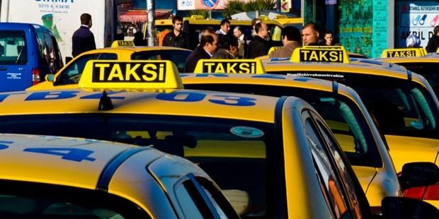 İBB'nin 5 bin yeni taksi teklifi 13. kez reddedildi; taksilerin yolculardan otoyol ve köprülerin gidiş-dönüş ücretini alması uygulaması iptal edildi 