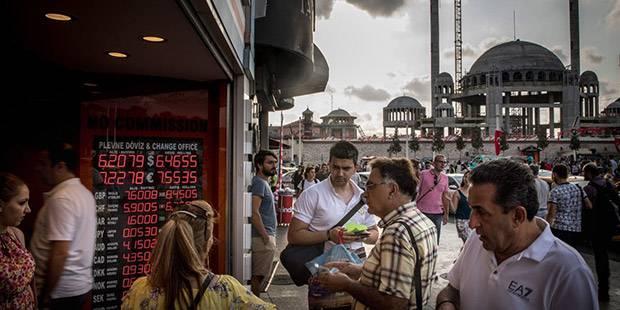 Dolar, dünyada yükselişe geçti; Türk Lirası'ndaki erime önlenemiyor