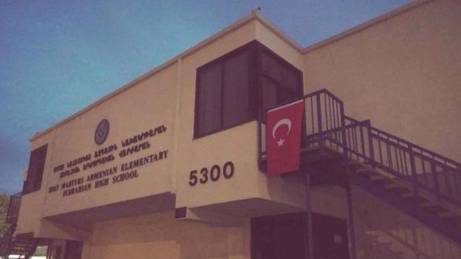 Los Angeles'ta iki Ermeni okuluna Türk bayrakları asıldı, polis soruşturma başlattı