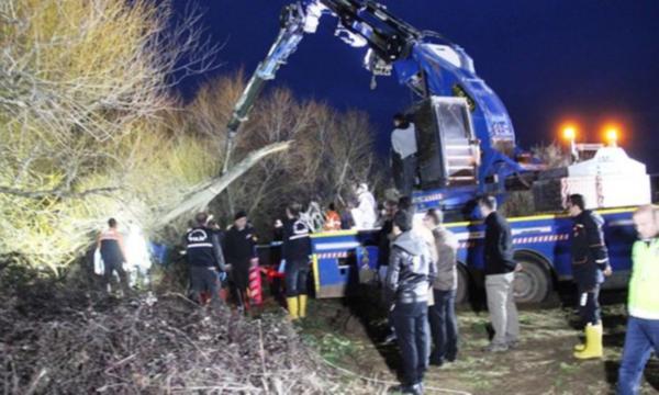 Çanakkale'de sele kapılan otomobil bulundu; kayıp 4 gençten 3'ünün cesedine ulaşıldı