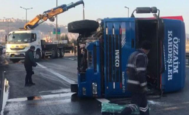 TIR devrildi; TEM Otoyolu'nun Ankara yönü ulaşıma kapandı 