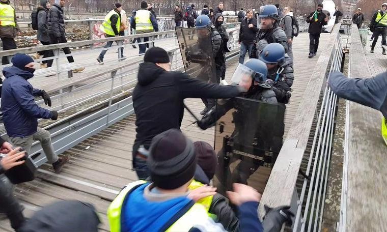 Fransa'da polisleri döven boksörün cezası belli oldu