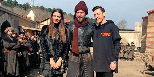 Mesut Özil, Diriliş Ertuğrul setini ziyaret etti