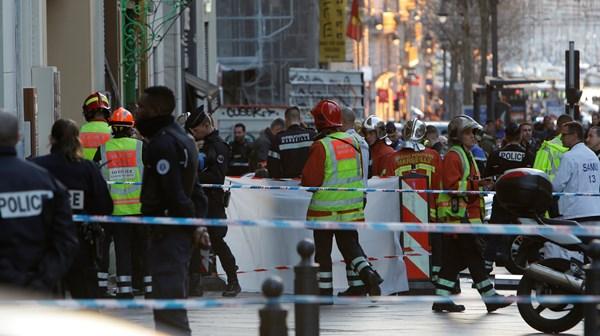 5 kişiyi bıçaklayan saldırgan, polis tarafından öldürüldü 