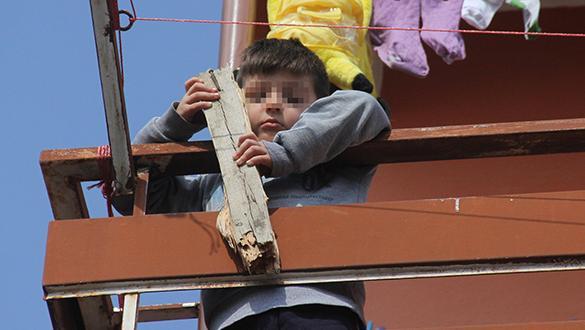 Oynadığı odunları balkondan düşüren çocuğun ailesine haciz geldi