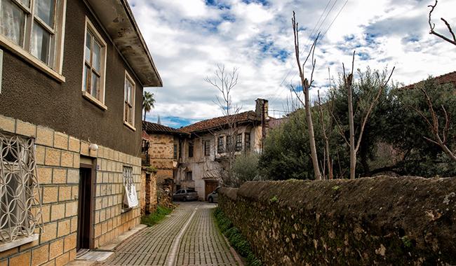 Antalya'da tescilli 47 kültür varlığının bulunduğu mahalleye acele kamulaştırma kararı tepki çekti