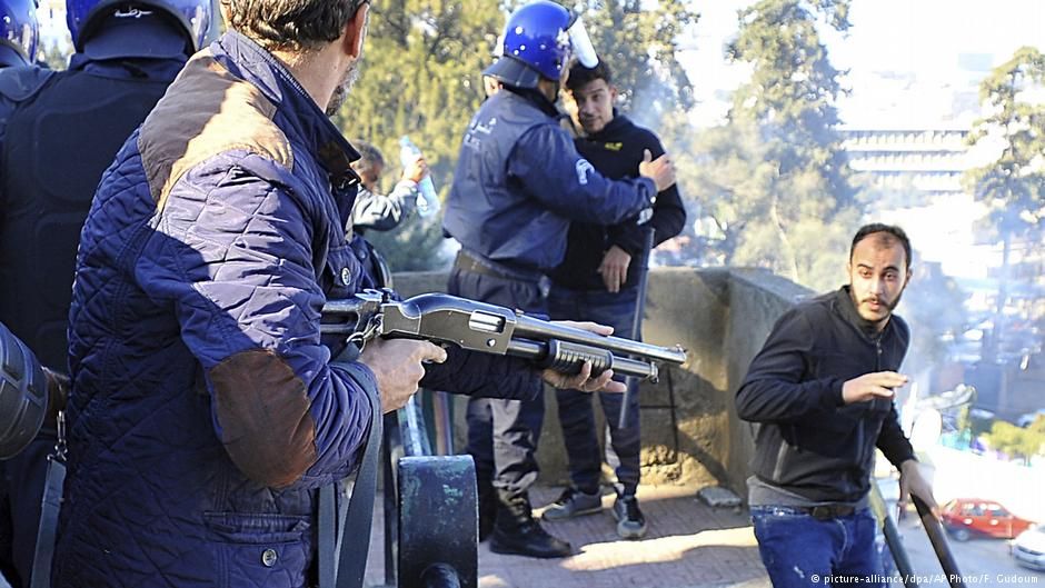 Cezayir’de halk Buteflika’ya karşı sokakta