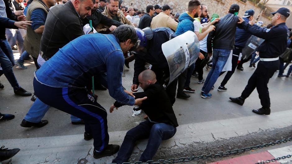 Buteflika'yı protesto gösterilerinde bir kişi öldü