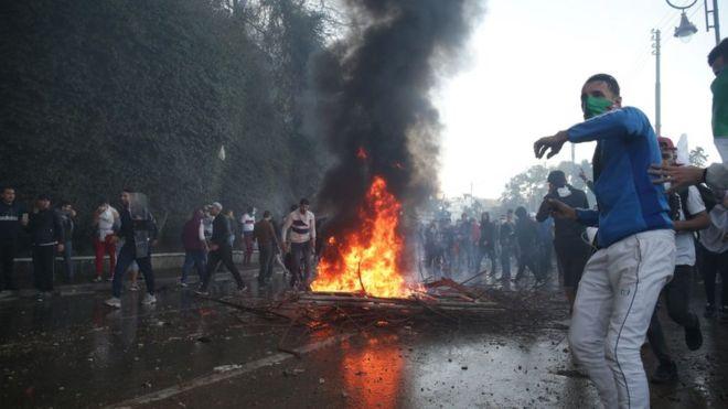 Cezayir Cumhurbaşkanı yeniden aday olacağını açıkladı, protestolar sürüyor