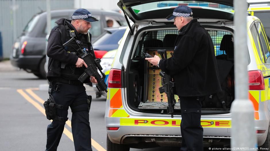 Londra’da bombalı paket alarmı