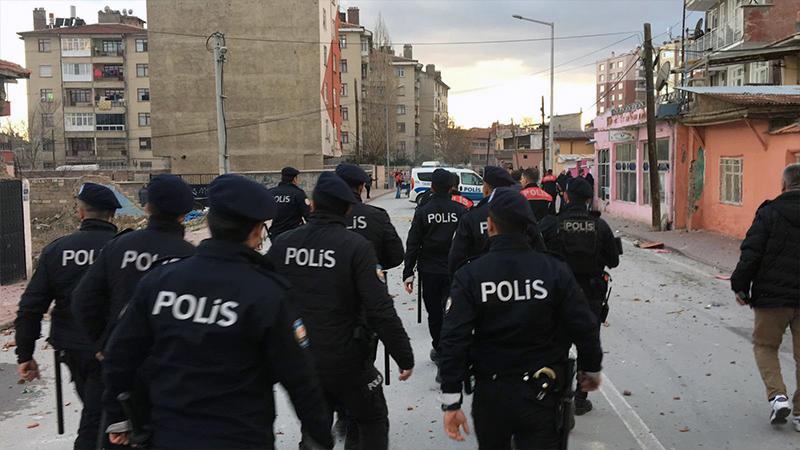 İki ailenin kavgasında cadde savaş alanına döndü, 200 polis müdahale etti