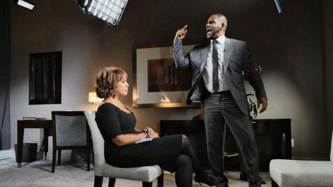 Cinsel saldırıyla suçlanan R Kelly Gayle King'e konuştu, ABD röportajda çekilen fotoğrafı tartışıyor