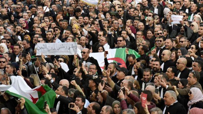 Cezayir'de Cumhurbaşkanı Buteflika'nın 'kaos' uyarısına karşın binlerce kişi sokaklarda