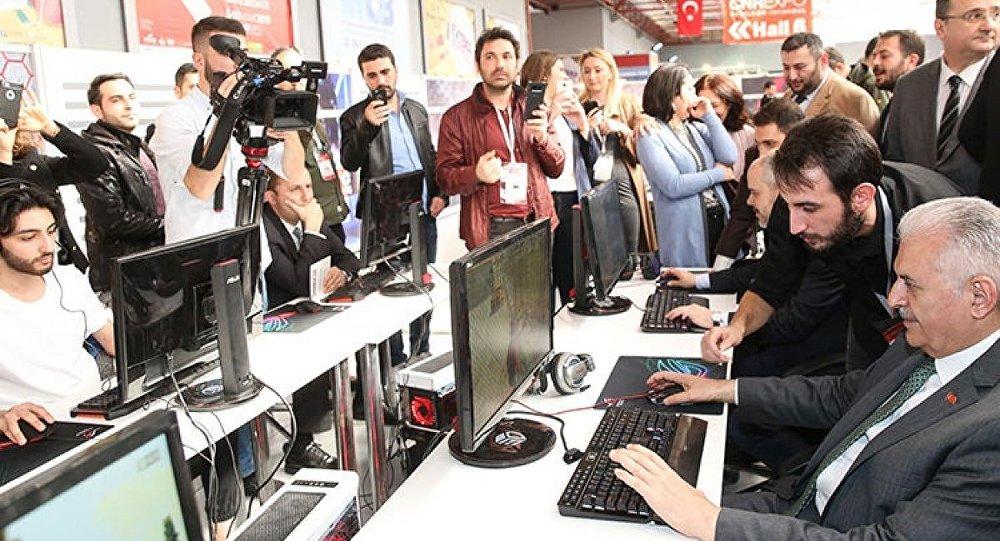 Binali Yıldırım PUBG oynadı: Torunlar oynuyor ama bize öğretmiyorlar, sıkıntı orada