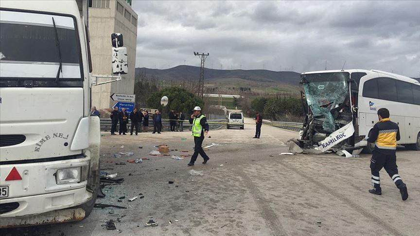 Amasya'da otobüs ile kamyon çarpıştı, yaralılar var