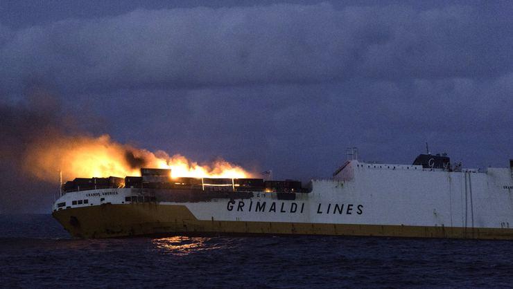 Fransa açıklarında tanker battı: Çevre felaketi yaşanıyor