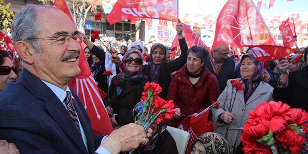 Yılmaz Büyükerşen’den Eskişehir Valiliği’ne 'karanfil' tepkisi: En hafif tabirle saygısızlıktır 