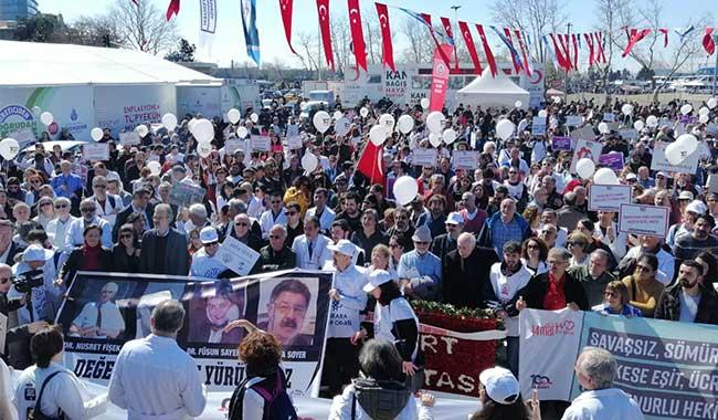 Tıp Bayramı'nı kutlamayan sağlık çalışanları büyük hekim yürüyüşü düzenledi: Yılmıyoruz, bıkmıyoruz, korkmuyoruz