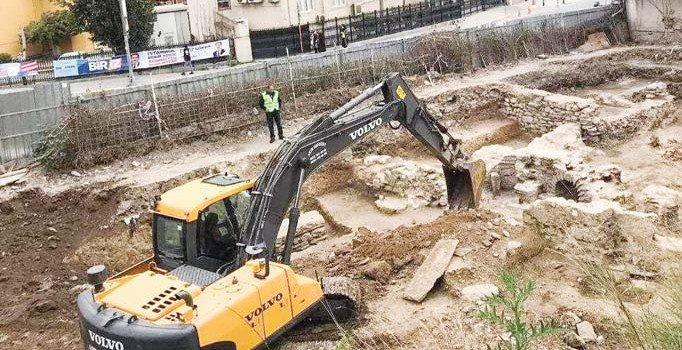 İstanbul'da keşfedilen tarihi Osmanlı hamamına kepçe girdi