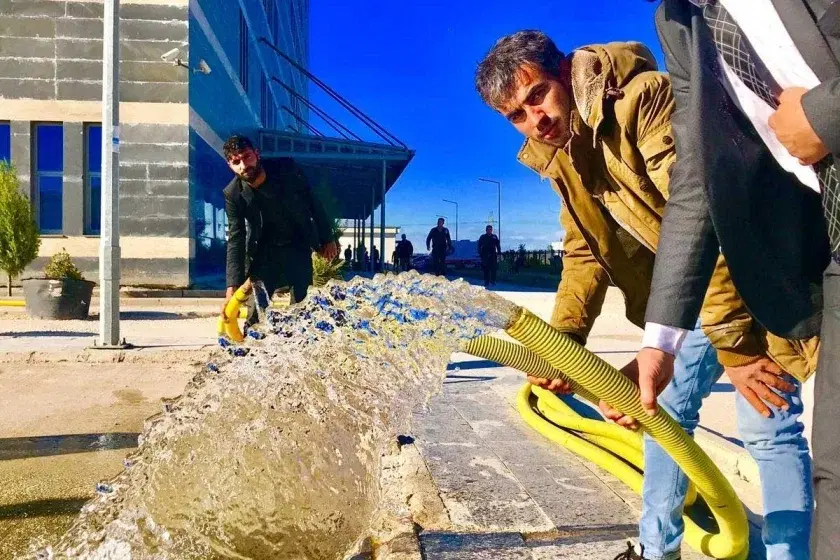 Tarım arazisine inşa edilen Suruç Devlet Hastanesi, sular altında kaldı