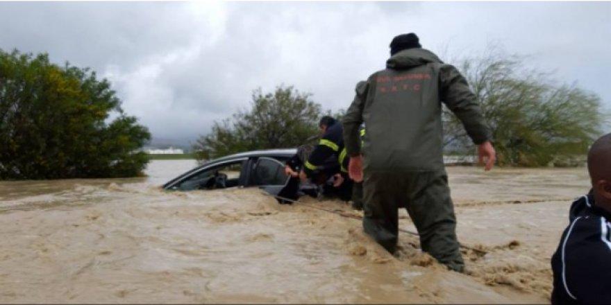 KKTC’yi sel vurdu: Evleri su bastı, araçlar sürüklendi