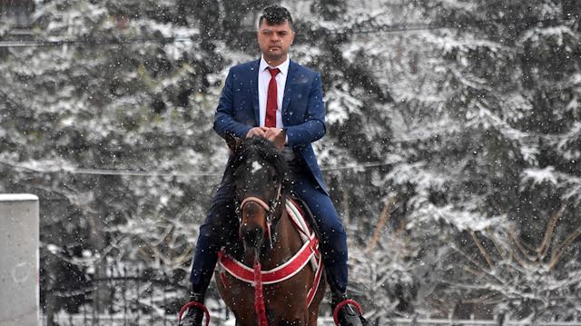 Muhtar adayı oyunu kullanmaya atla geldi