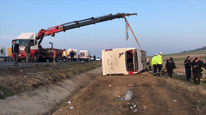 Denizli'de yolcu otobüsü devrildi: 2 ölü, 22 yaralı