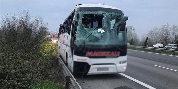 Sakarya'da yolcu otobüsü devrildi; 5'i ağır 30 kişi yaralandı