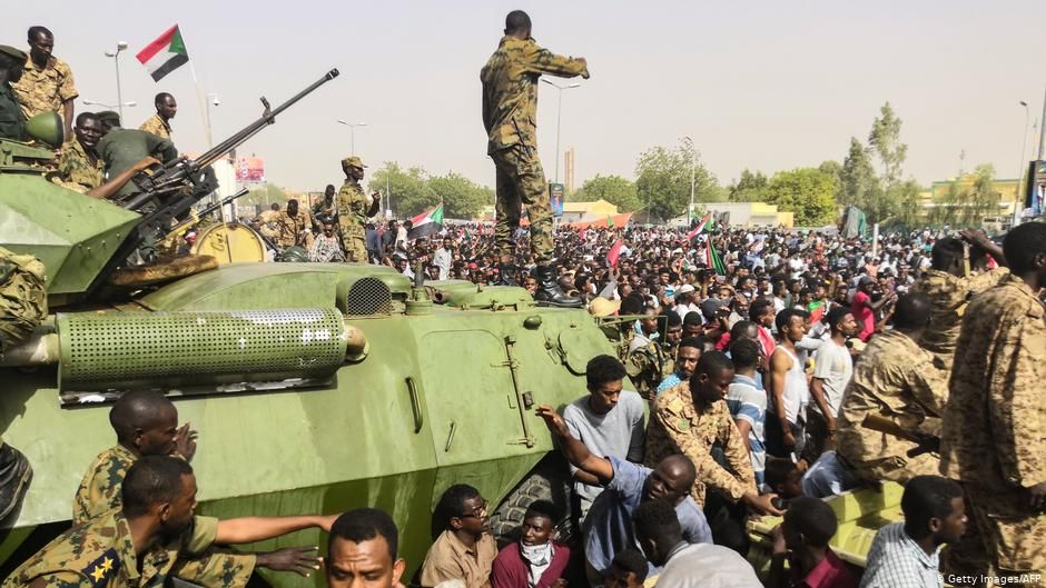 Sudan’da ordu yönetime el koydu