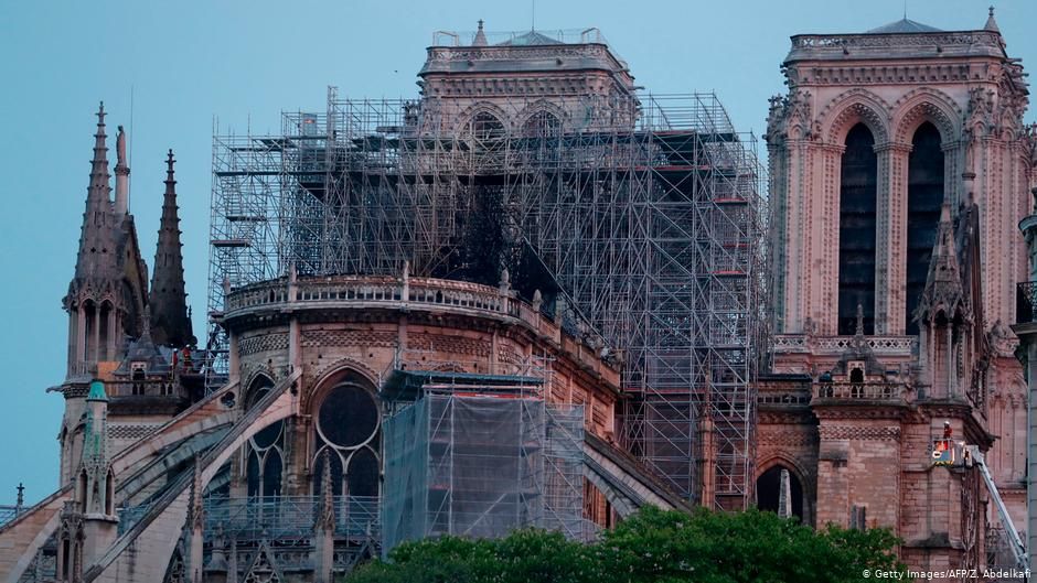 Notre Dame Katedrali'ndeki yangın kontrol altına alındı