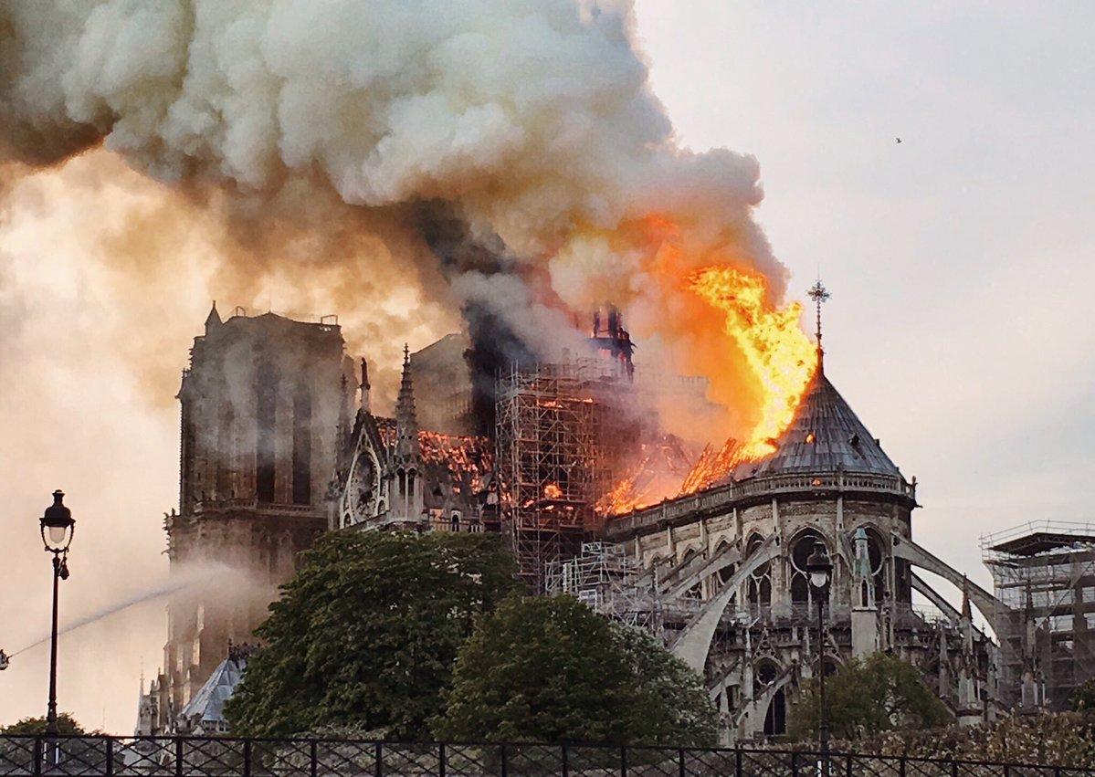 Ünlü isimlerden Notre Dame Katedrali paylaşımları