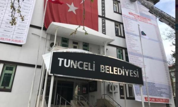  'Komünist Başkan' gelir-gider tablosunu belediyeye astı