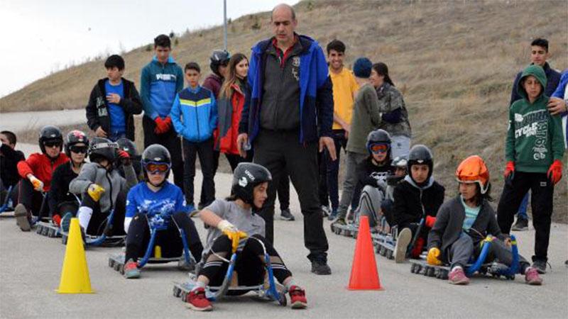 Kızak takımı, kar olmayınca kara yolunda antrenman yapıyor