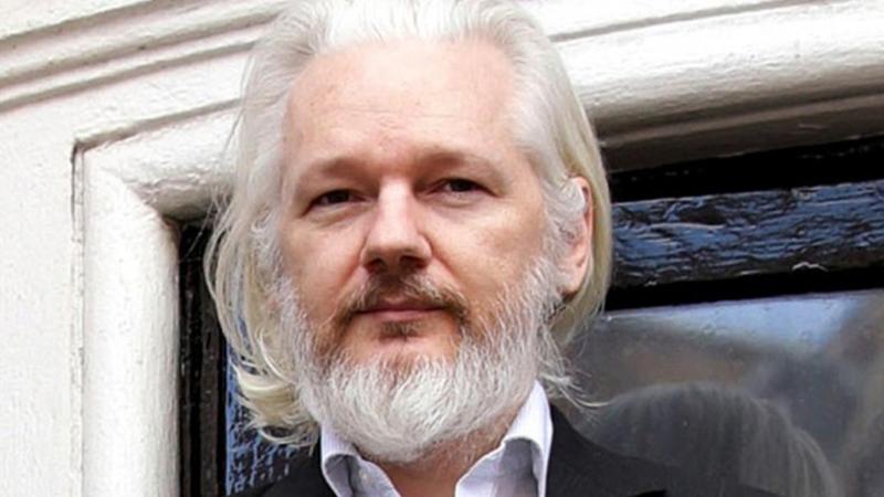  İngiltere'de Assange'a hapis cezası