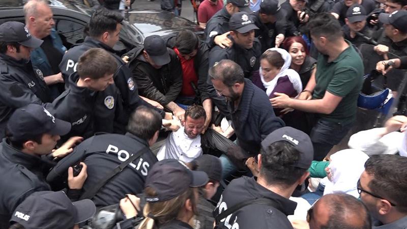 Diyarbakır'da açlık grevlerine dikkat çekmek isteyen tutuklu yakınlarına polis müdahalesi