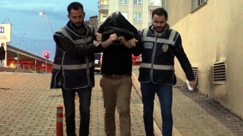 Trafikte makas attı, kendisini durdurmaya çalışan polisleri silahla tehdit etti