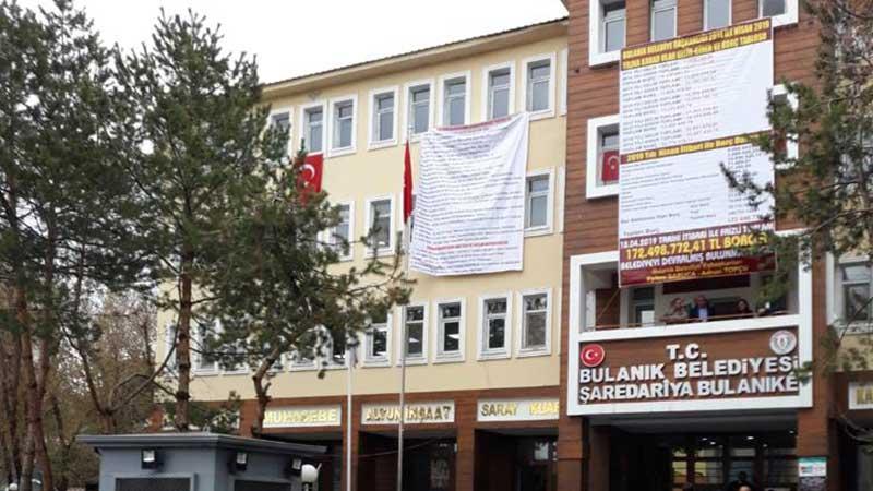 Eski kayyım belediye başkanı polis gönderip borç afişini indirtti