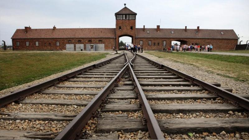 Üzerinde Auschwitz toplama kampı resimleri olan ürünler satan şirket tepkiler üzerine geri adım atmak zorunda kaldı