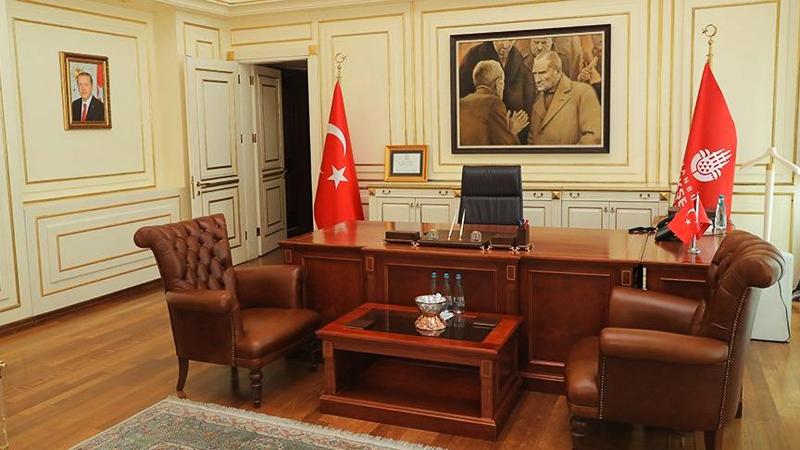 Kayyım başkan İmamoğlu’nun makamına astığı Atatürk tablosunu kaldırdı