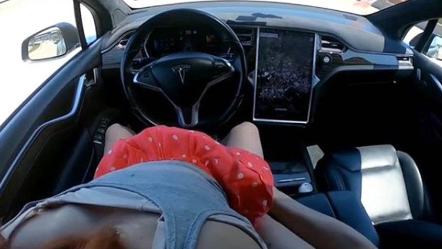 Tesla'yı otomatik pilota aldılar, seyir halindeyken porno çektiler