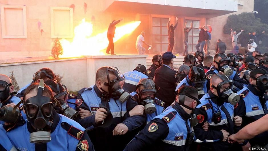 Arnavutluk'ta hükümet karşıtı protestolar şiddetleniyor