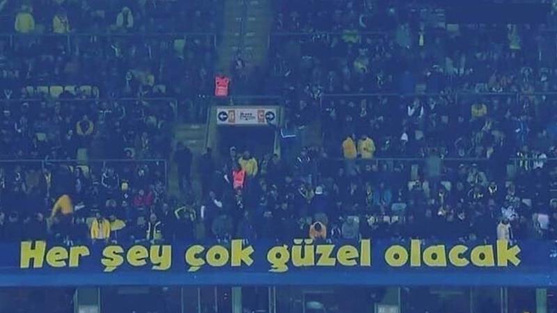 Fenerbahçe'den 'pankart' açıklaması: "Kulübü güncel siyasetin içine çekme çabalarını üzülerek takip etmekteyiz"