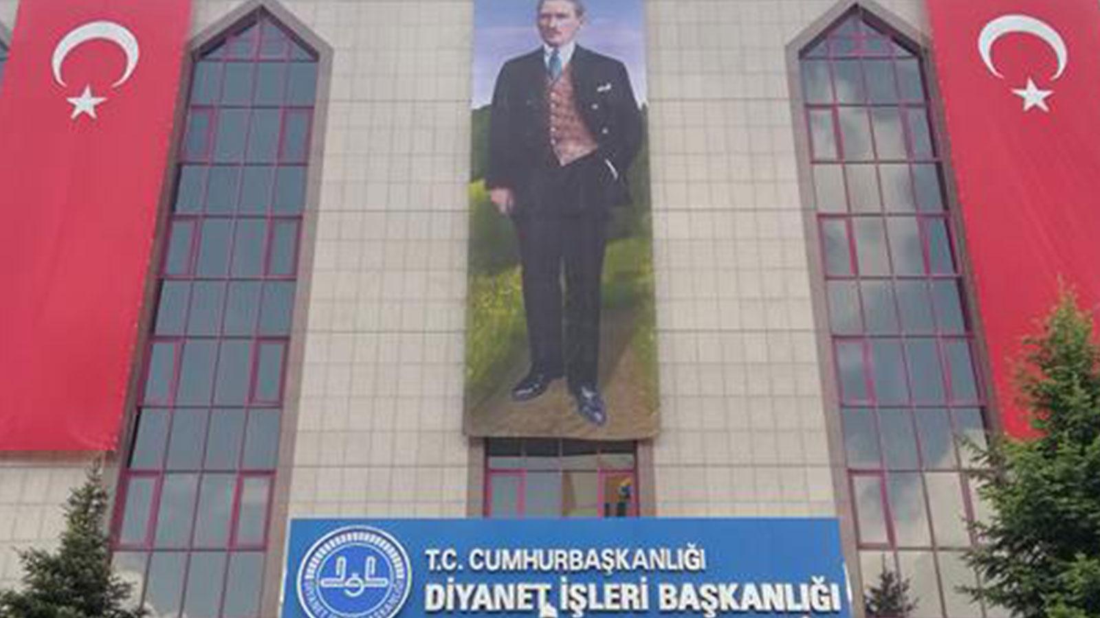 Diyanet'ten Türk bayrağı ve Atatürk açıklaması: 'Fark edilir edilmez düzeltildi'