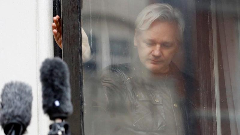 İsveçli savcılar Britanya'da cezaevinde bulunan Wikileaks kurucusu Assange'ın tutuklanmasını talep etti