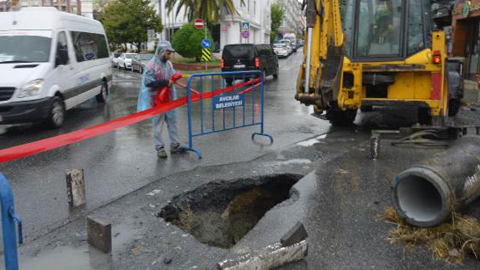 Avcılar'da yol çöktü