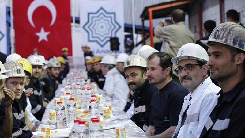 Bakan Dönmez, Somalı madencilerle iftar yaptı: Amacımız sıfır tolerans, sıfır kaza