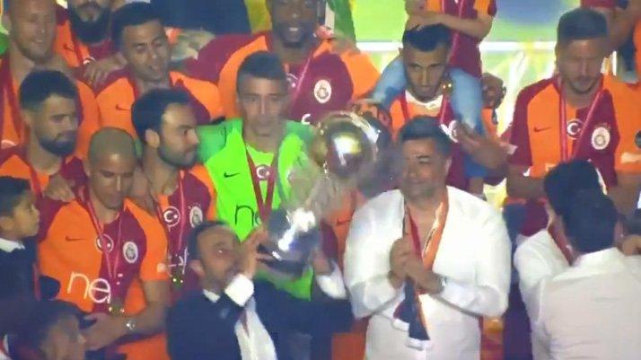 Hasan Şaş şampiyonluk kupasını düşürüyordu, Muslera'nın tepkisi geceye damga vurdu